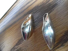 vintage gold tone shiny leaf design  pierced  earrings 