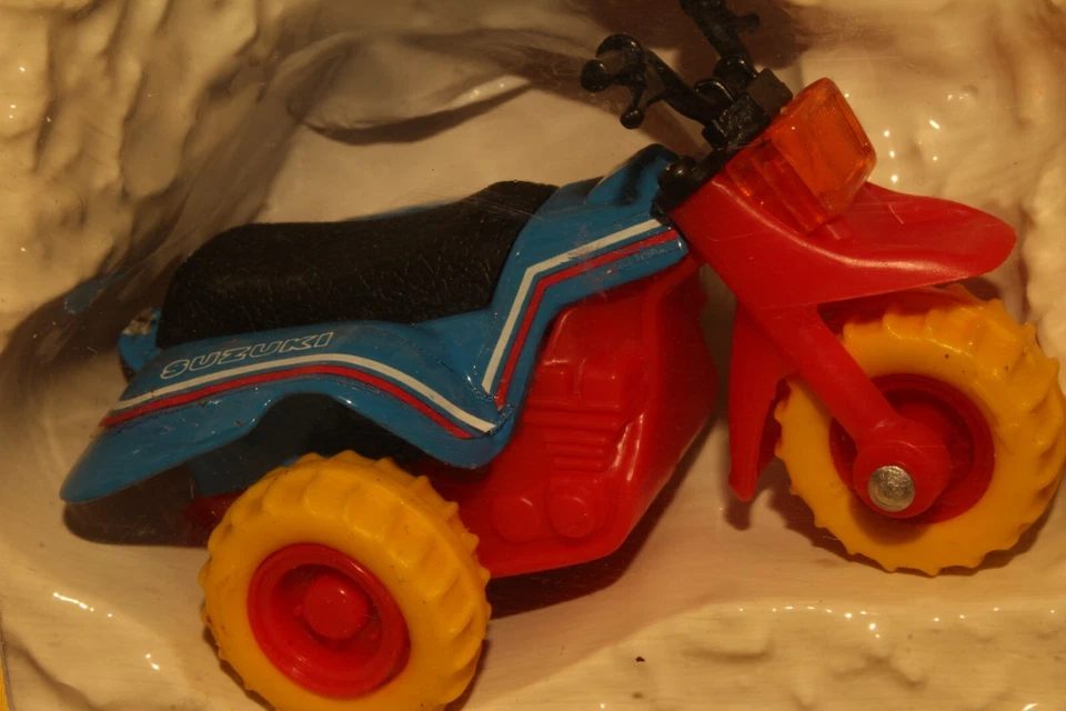 Pinzas de 3 ruedas Zee Toys 1982, Suzuki Foto 2 de 4