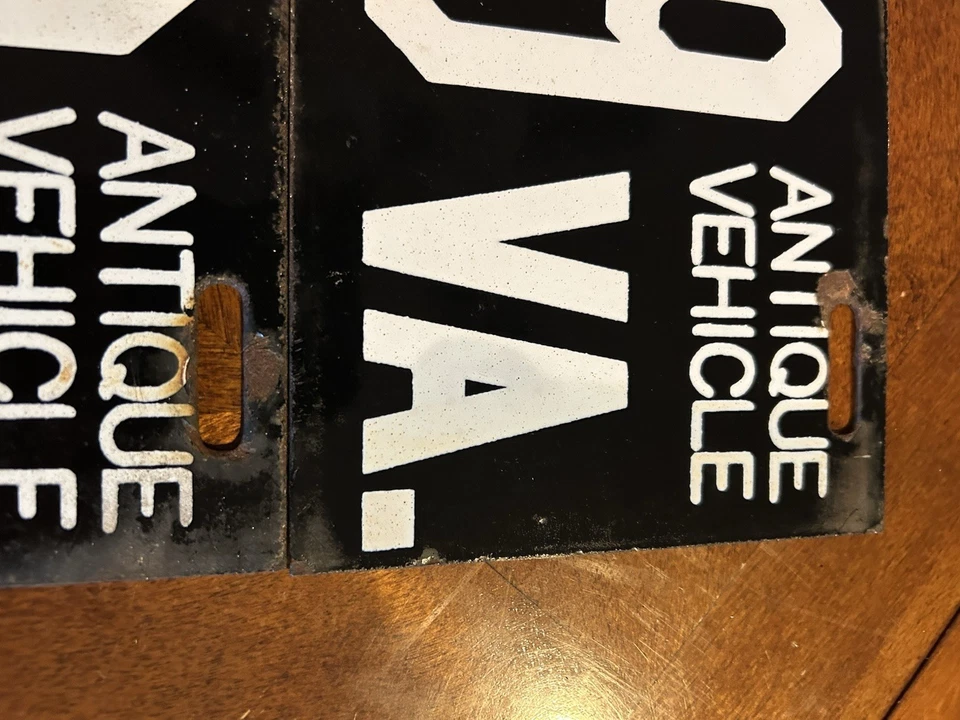 Винтажная пара антикварных автомобильных бирок Virginia в отличном состоянии с нормальным износом. - Изображение 3 из 4