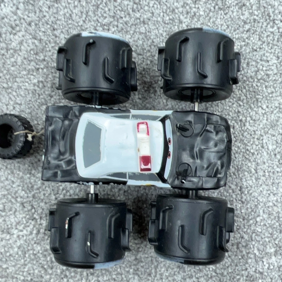 Disney Pixar Cars 3 La Ley Todo Terreno Corredor Tirar Cuerda APB Coche de Policía 54 Foto 3 de 4