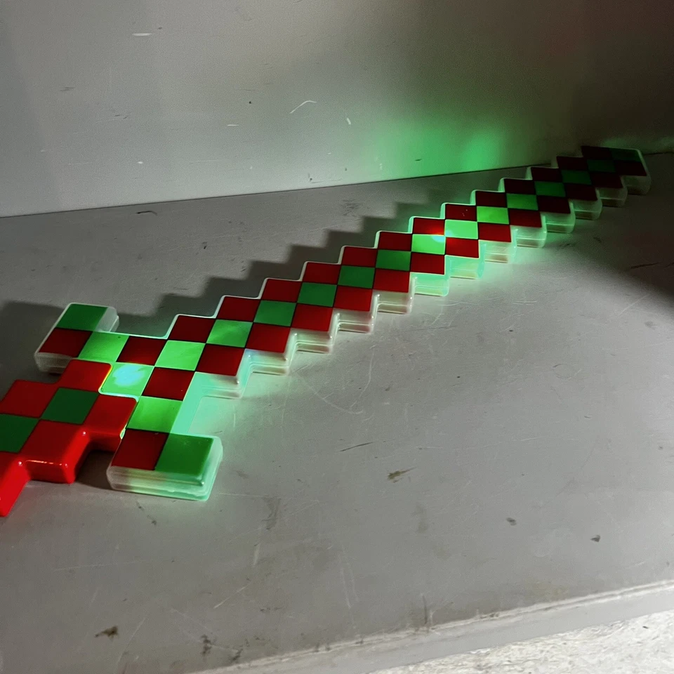 "Espada de diamante Minecraft basada en Australia pico juguete niños verde iluminado rojo 24""" Foto 2 de 4