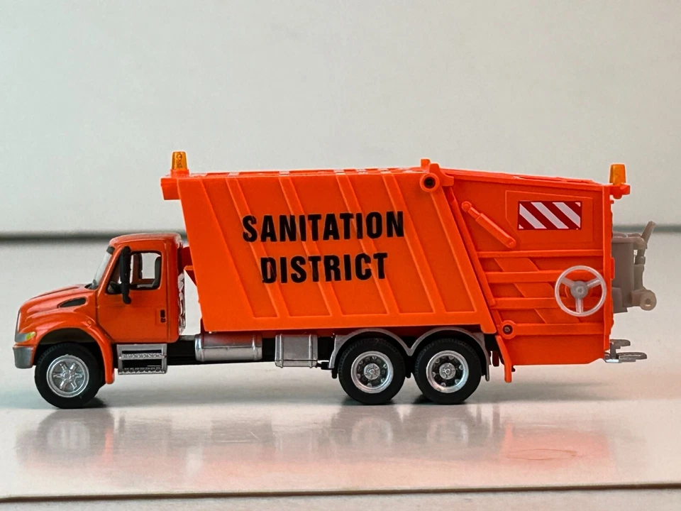 Boley 1:87 Scale International Sanitation/Garbage Truck, Orange - Image 3 of 4