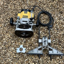 FREZARKA DEWALT DW625E 240V Dobry silnik, wały zostały zajęte. Pochodzi z przewodnikiem