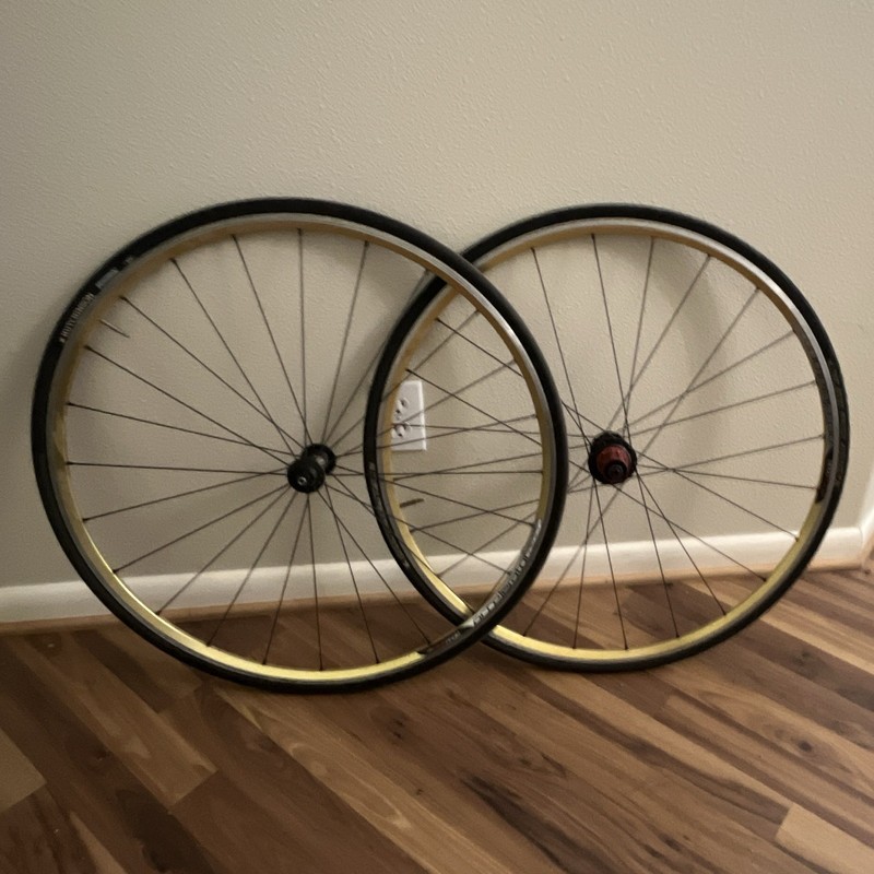 Sun Ringle accelerator r30 c Shimano body, 700C Clincher set. Very light