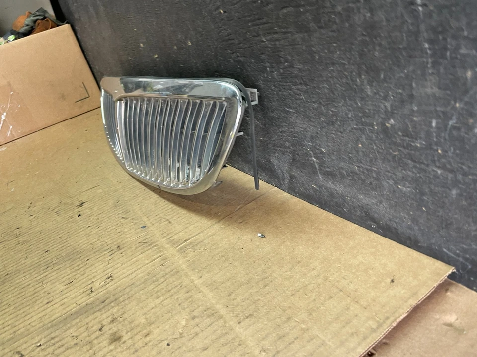 2000 to 2001 Infiniti i30 Front Upper Grill Grille OEM J4104 PS - Image 2 of 4