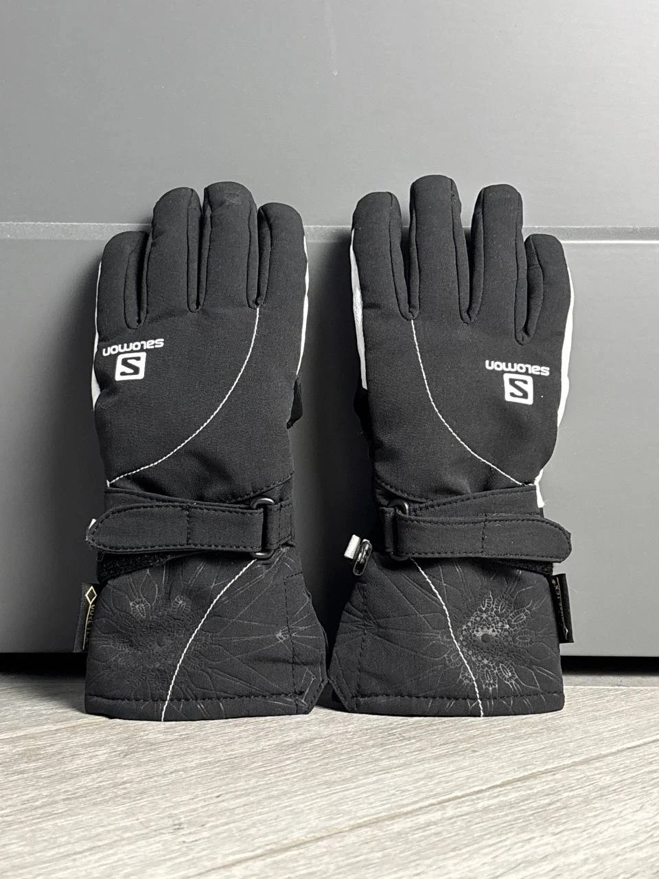 Salomon Gore-Tex Winter Snowboard Gloves Black Women’s Waterproof Insulated