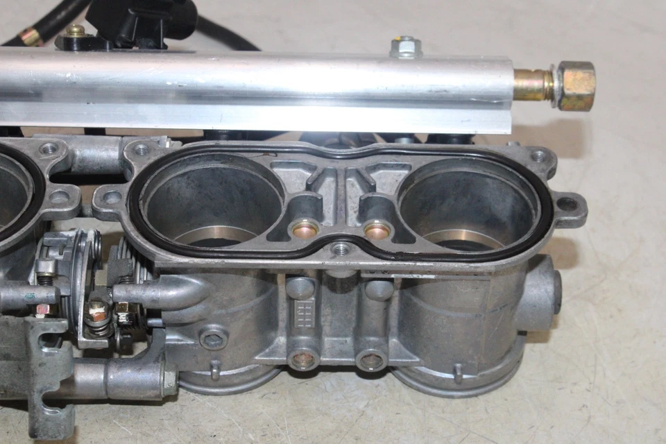 99-03 HONDA CBR1100XX 原始设备制造商主要燃料连接器/旋转机身 — 第 2/4 张图片