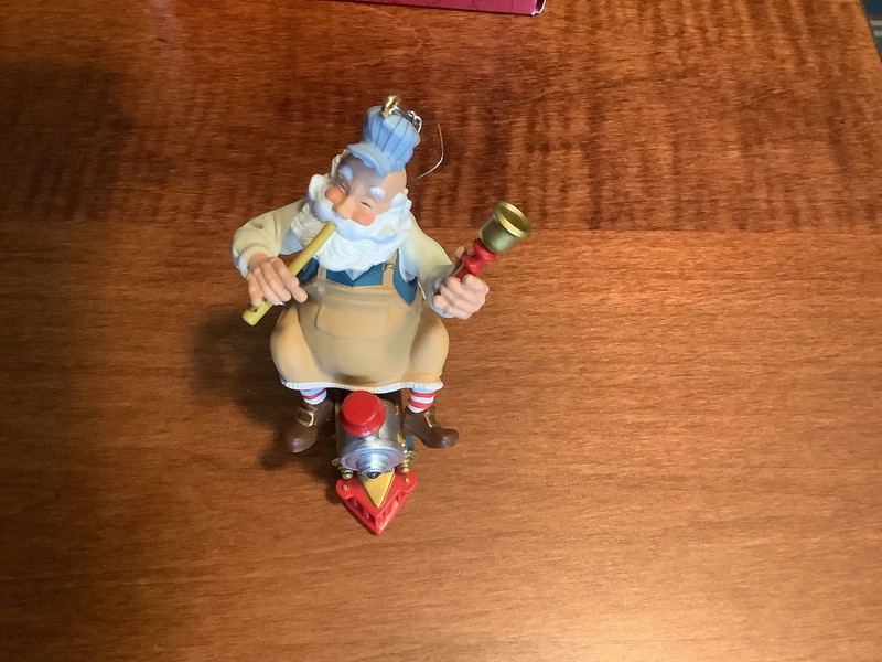 Hallmark Keepsake Ornament Toymaker Santa 2000. Series 