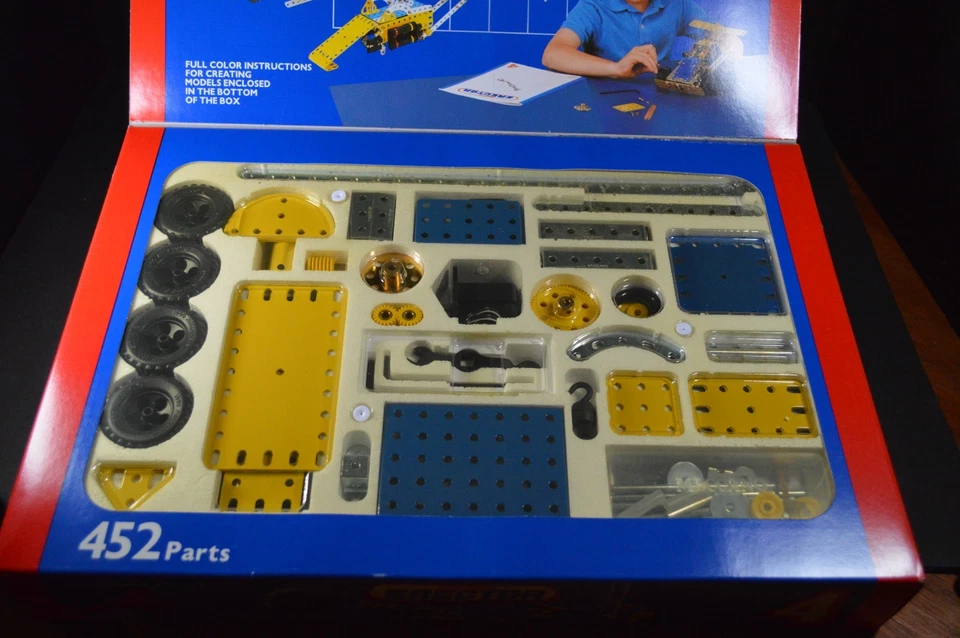 Meccano Erector Set #4 Construction Set 51 Models Metal Pieces 030404 - Image 4 of 4