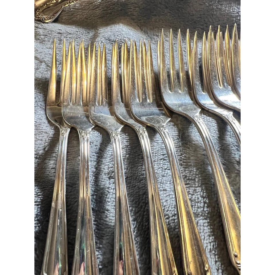 Juego de 9 tenedores de ensalada Rogers & Bro Remembrance plateados vintage de 6 pulgadas Foto 3 de 4