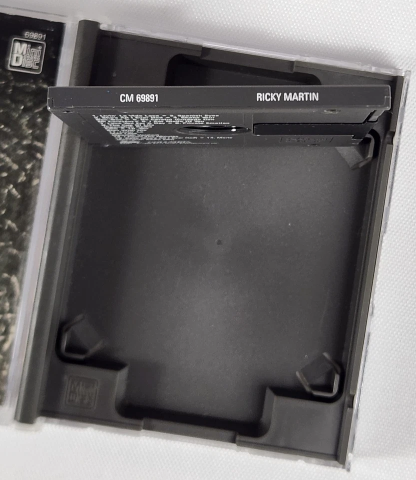 Ricky Martin MiniDisc MD Latin Pop Excellent Condition 1999 - Image 3 of 4