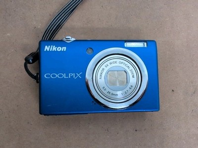 Nikon CoolPix S570 Digital Camera 12MP 5X Zoom Blue 4gb SD Card And Charger 