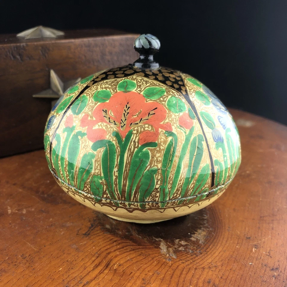 Caja Redonda Decorativa Laca Flores Iris Dorado Pintado a Mano Indio Cachemira De Colección Foto 2 de 4