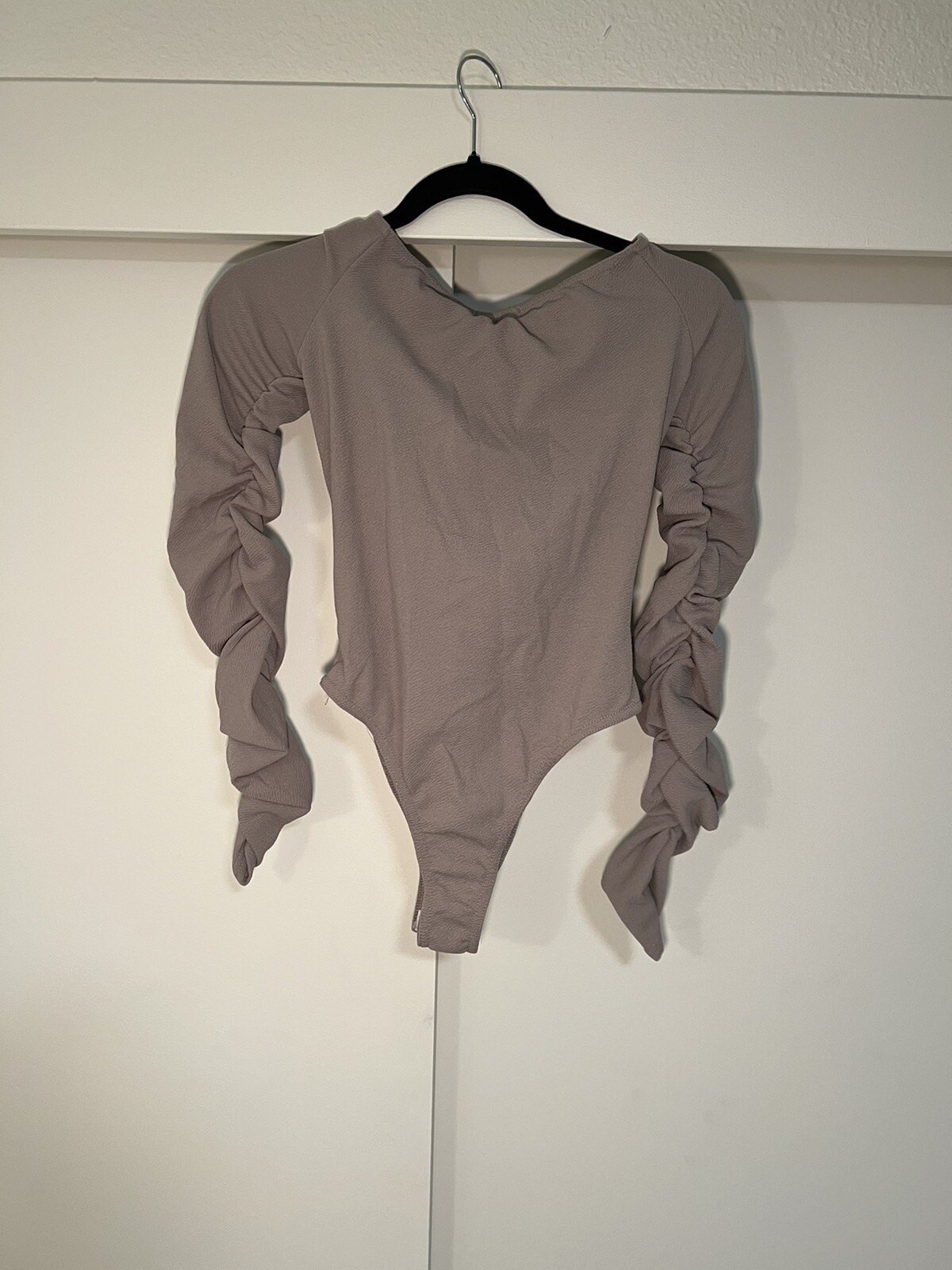 Pretty Little Thing Grey Bardot Zip Ruched Sleeve Bodysuit Size 6 image 4