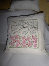 Dänische stickerei ,Fremme, gesticktes Kissen mit Rosenblüten