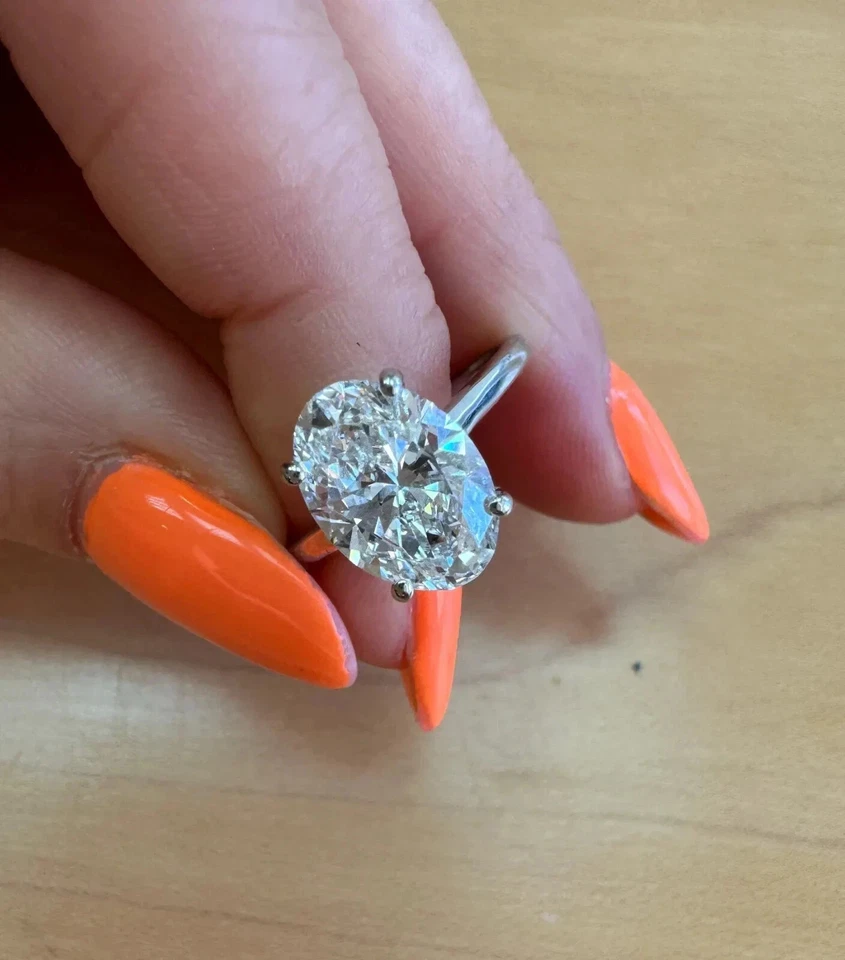 Anillo de compromiso de diamantes cultivados en laboratorio E/VS1 corte ovalado de 3,10 quilates enchapado en oro blanco de 14 k Foto 2 de 4