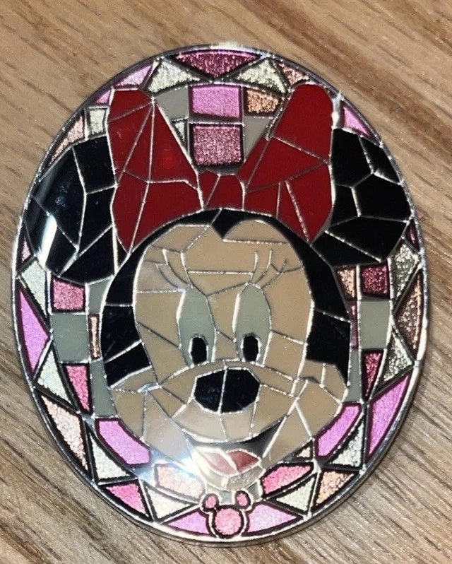 Stained Glass Pin Minnie Mouse 2009. See Shipping Promotion