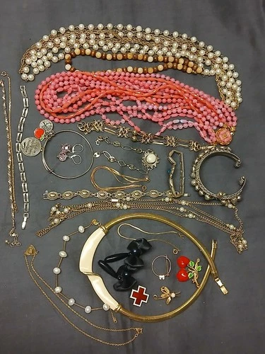 Vintage Costume Jewelry Lot Necklaces Brooches Bracelets Earrings