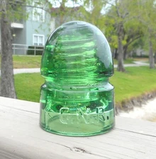 GREAT YELLOW GREEN CD 143 CNR CANADIAN GLASS INSULATOR (C)