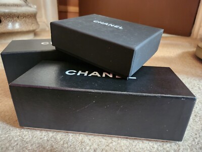 2 x Chanel Logo Sonnenbrillen Etuis & 1 Chanel Uhrenbox.