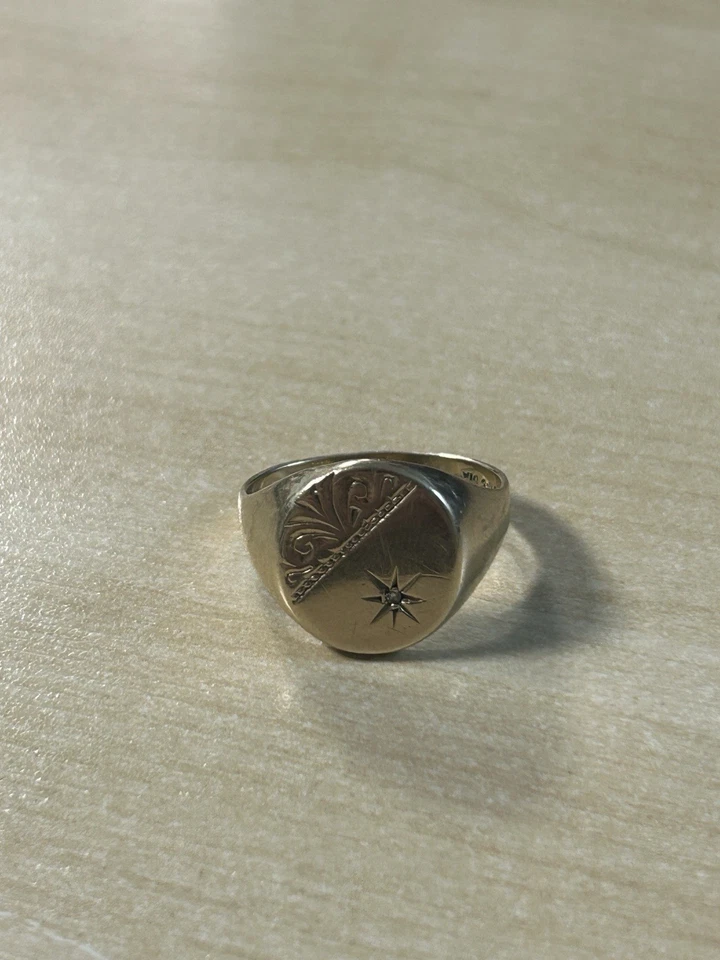 9ct Yellow Gold 0.01ct Diamond Patterned Signet Ring 5.61g - Size W - Image 4 of 4