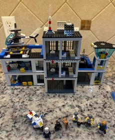 LEGO CITY: Police Station (60047) with all manuals 1minifig is not included