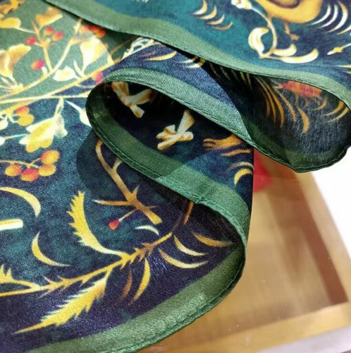 Foulard En Soie 100% – 27g, Fini Main Roulé – Carré Ou Bandana, Couleur Marron – Occasion En Bon état