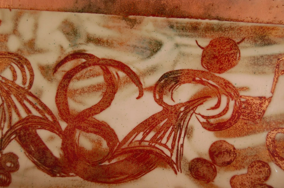 ¡Esmalte moderno vintage de mediados de siglo sobre placa de cobre con personas estilizadas! Firmado Foto 3 de 4