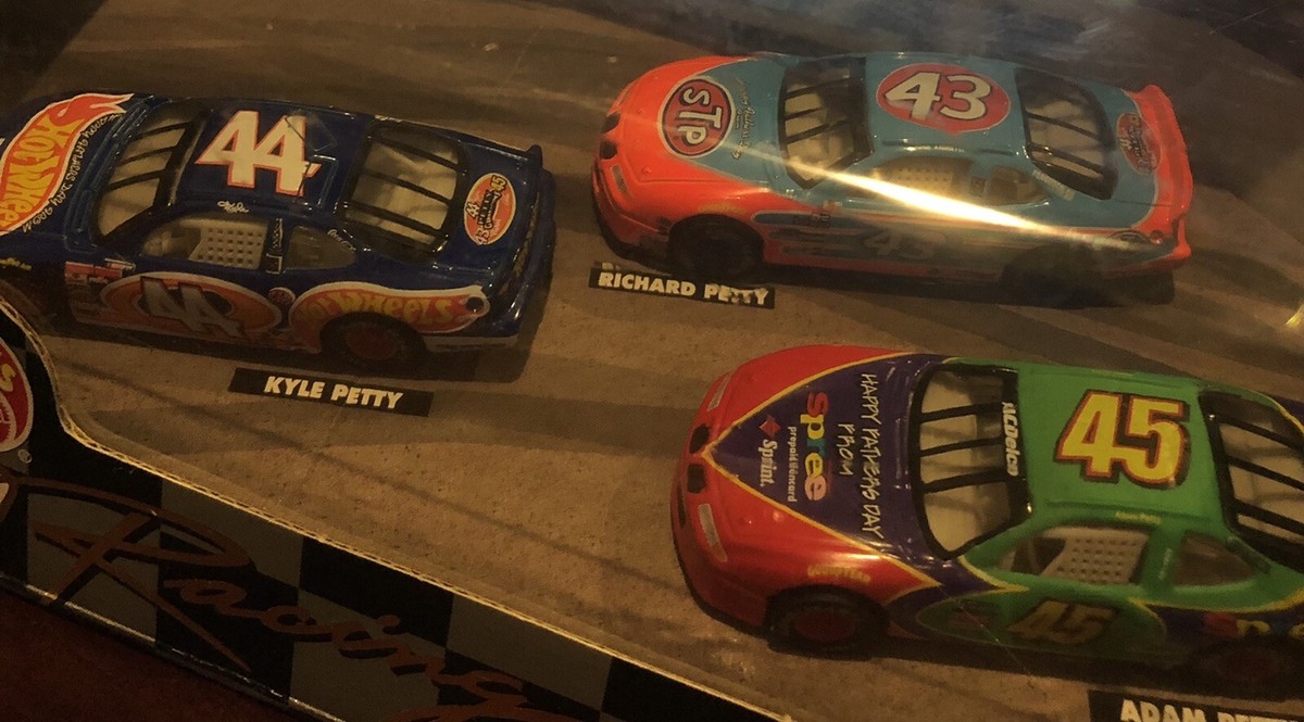 ホットウィール ナスカー PETTY RACING ファーザーズデイエディション Kyle Petty's 1999 'Hot Wheels' Pontiac NASCAR Will Run Again
