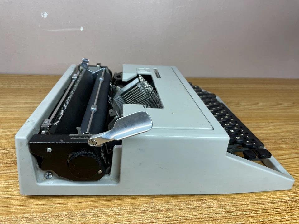 Olivetti Lettera 31 1968 máquina de escribir portátil vintage reparada Italia Foto 2 de 4