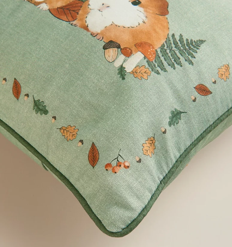 Cojín Estampado Conejillo de Indias George Asda 35x45cm Verde, Funda y Relleno Foto 2 de 3