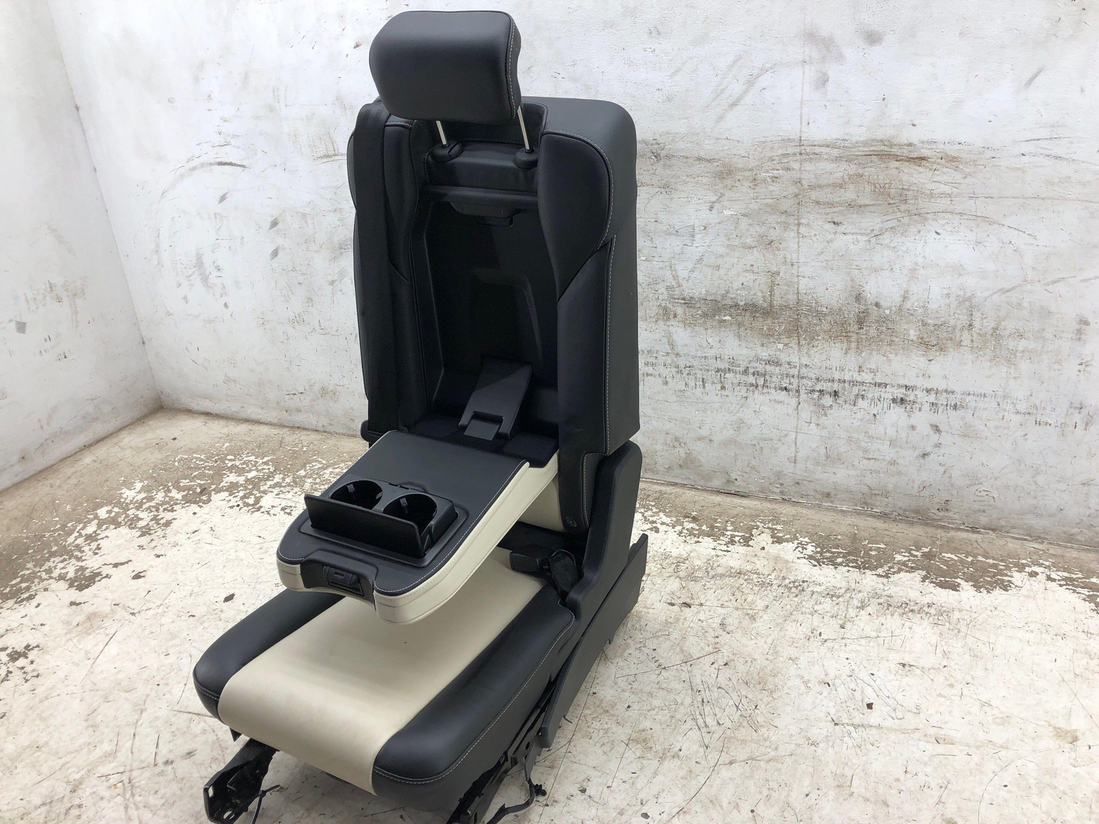 2016-2020 BENTLEY BENTAYGA 2ND ROW CENTER SEAT BLACK/BEIGE *SMALL STAIN *DETAILS