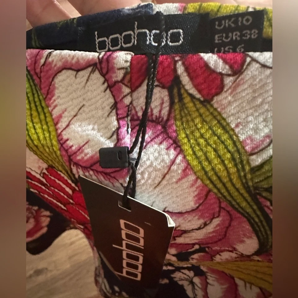 NWT Boohoo baby and red floral shorts size 6 - Image 3 of 3