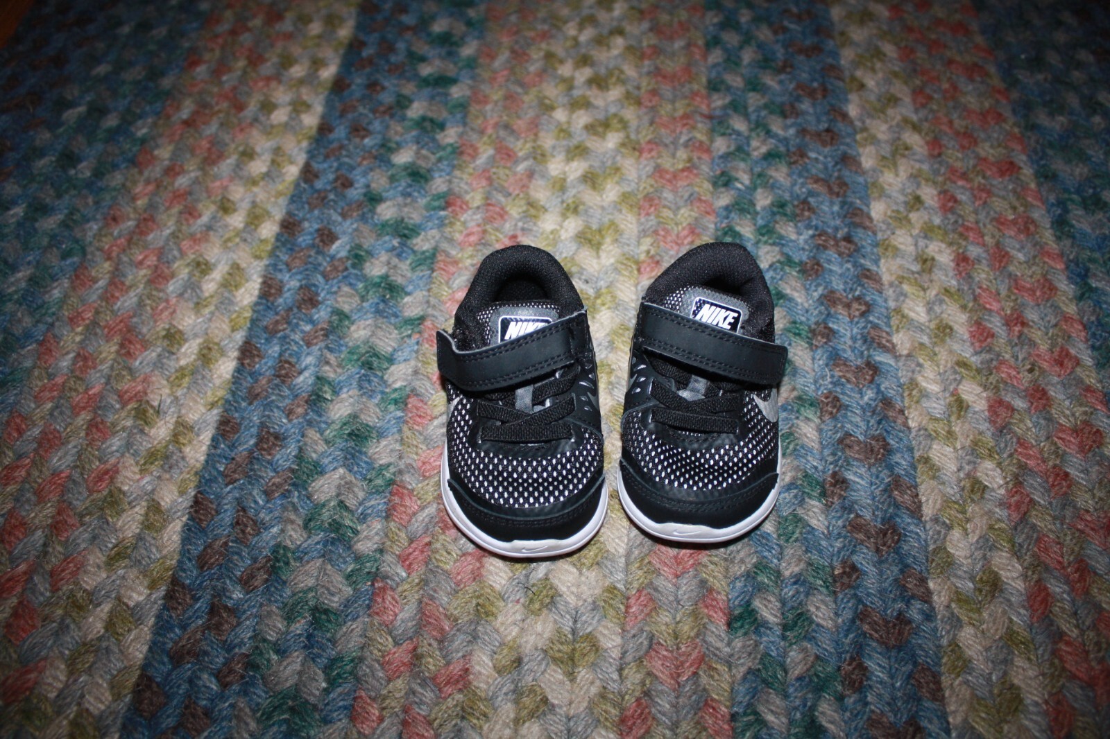 PONY Scarpe da sneaker Nike Flex 2016 Hook Loop con culla 834280 nere argento bambino taglia 3 C in perfette condizioni