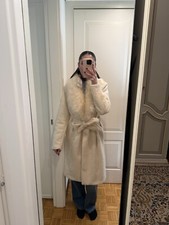 Cappotto color panna con collo in pelo