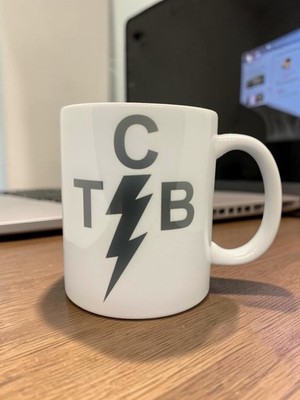 TCB Elvis Presley Becher - Schwarz Glanzdruck - 11 Unzen Premium Keramik - Hergestellt in Großbritannien