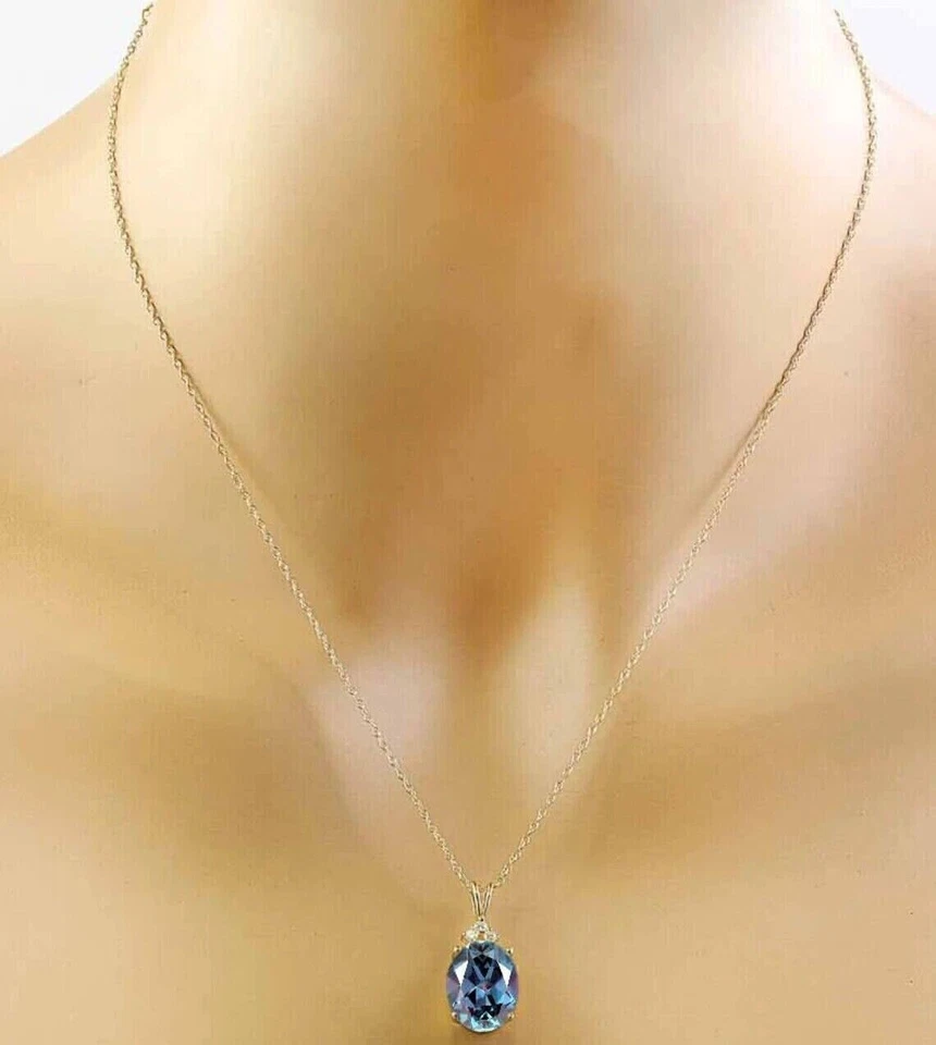 Colgante de regalo de alejandrita azul simulada para mujer y cadena de 18" acabado de oro amarillo de 14K Foto 2 de 4