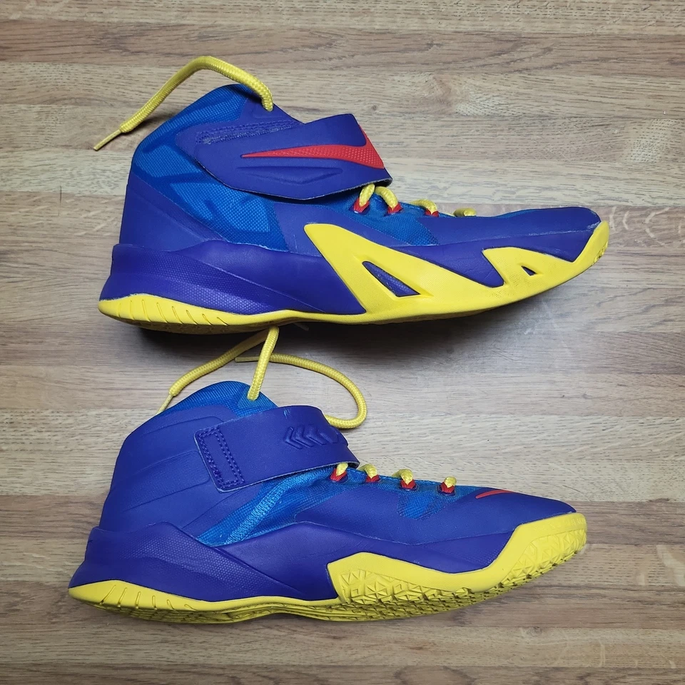 Zapatos de baloncesto para jóvenes Nike Lebron Soldier VIII. Talla 5,5 Juvenil Foto 4 de 4