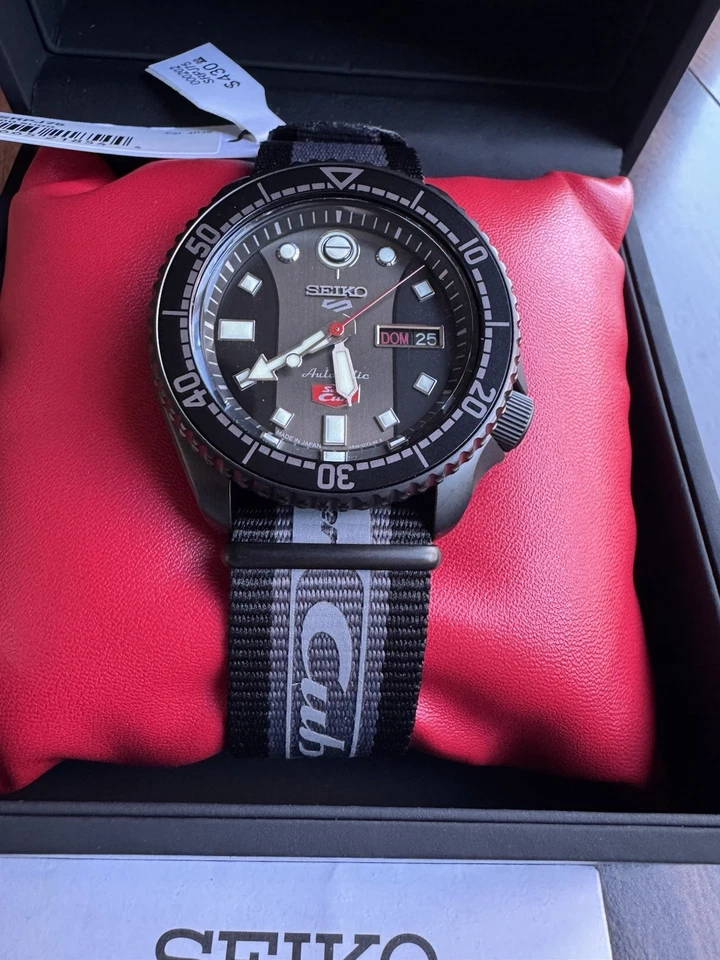 Seiko 5 Sports Honda Cub Edición Limitada SRPJ75 Foto 3 de 4