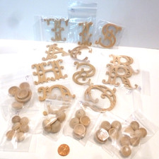 11 BAGS OF WOOD CRAFT LETTERS AND 32 WOODEN MINIATURE BOWLS