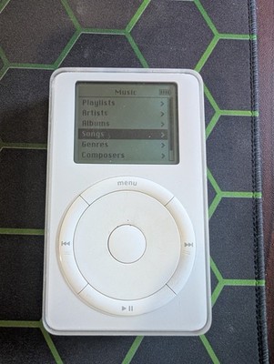 Apple iPod Classic 1st Generation 5GB Click Wheel M8541, Working