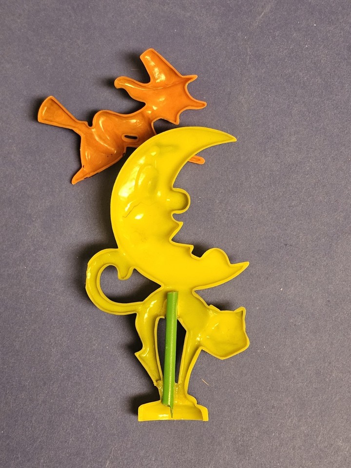 1950s-rosbro-hard-plastic-trembling-witch-quarter-moon-cat-vintage