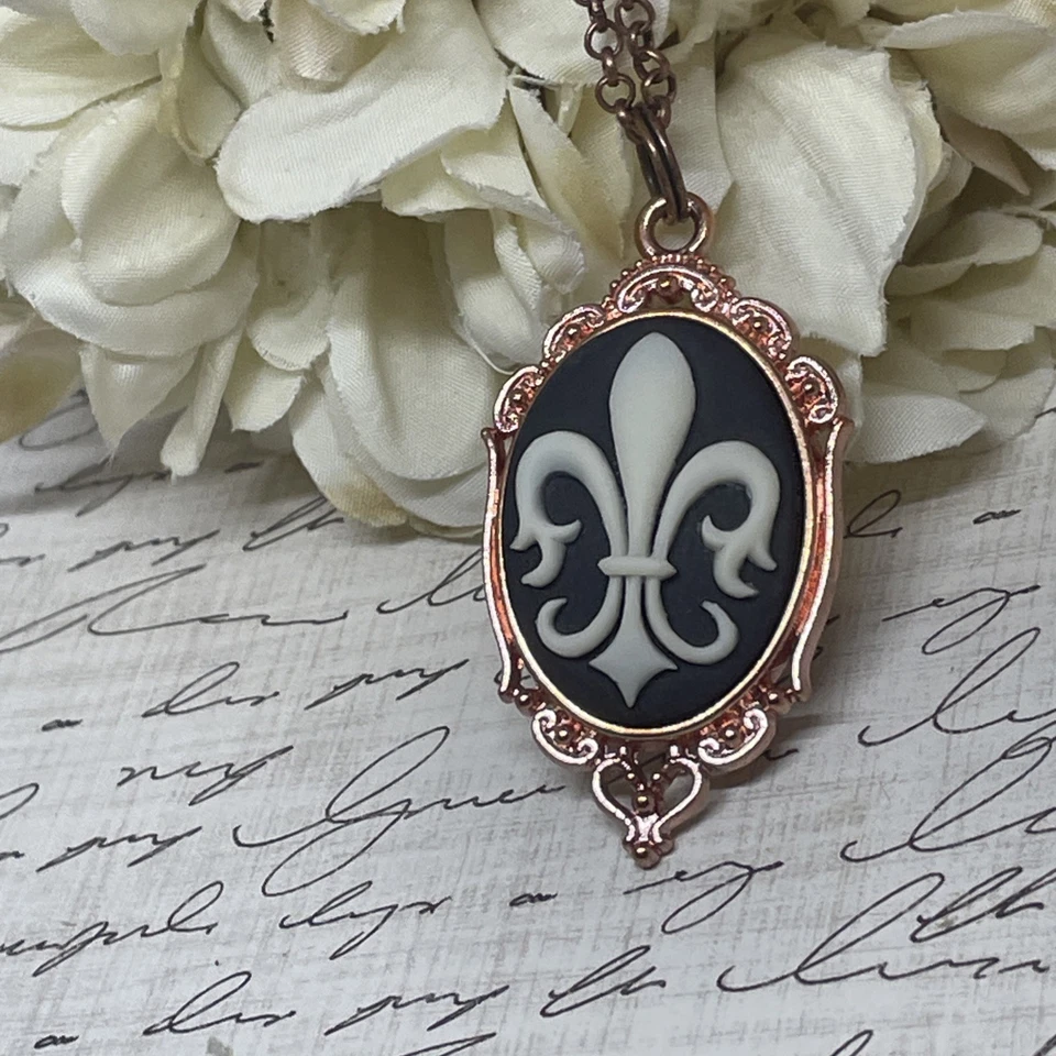Collar colgante camafeo flor francesa flor de lis oro rosa encanto regalo de boda Foto 4 de 4