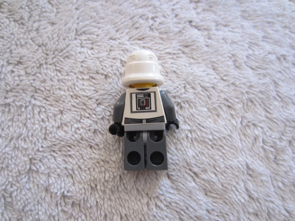 Lego Star Wars Minifigure  Imperial AT-AT Driver 4483 sw0102 Yellow Head - Image 2 of 3