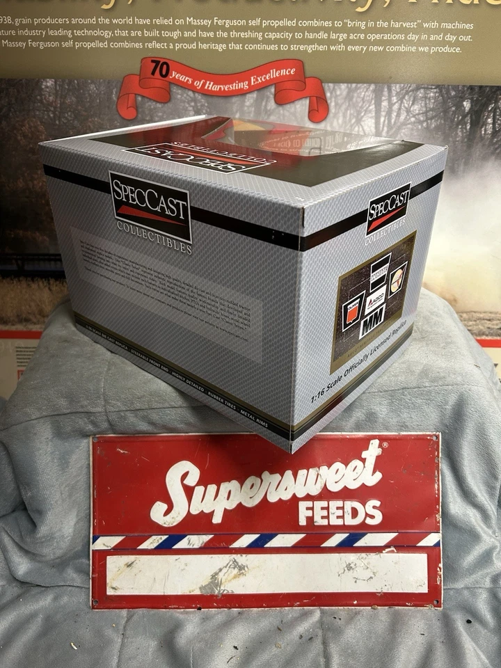 Spec Cast 1/16 Pink Minneapolis Moline G840 Open Station Tractor with Wide Front - Image 2 of 2