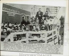 1965 Press Photo Fischer quints & family ride in Aberdeen, SD homecoming parade