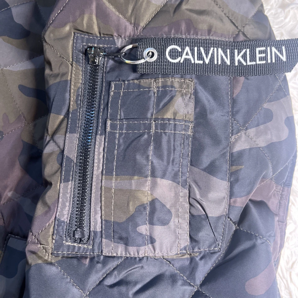 Chaqueta acolchada grande camuflada Calvin Klein para hombre Foto 2 de 4