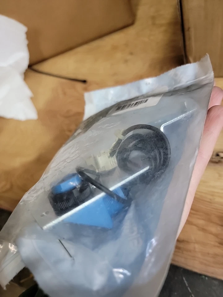 SICK EL-1-E123P01 PHOTOELECTRIC SENSOR W/BRACKET 7029643  - NEW - Image 2 of 4