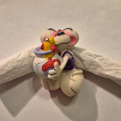 Diddl Sammelfigur/Miniszene Maus mit Baby im Eimer/Kübel, weiß/lila