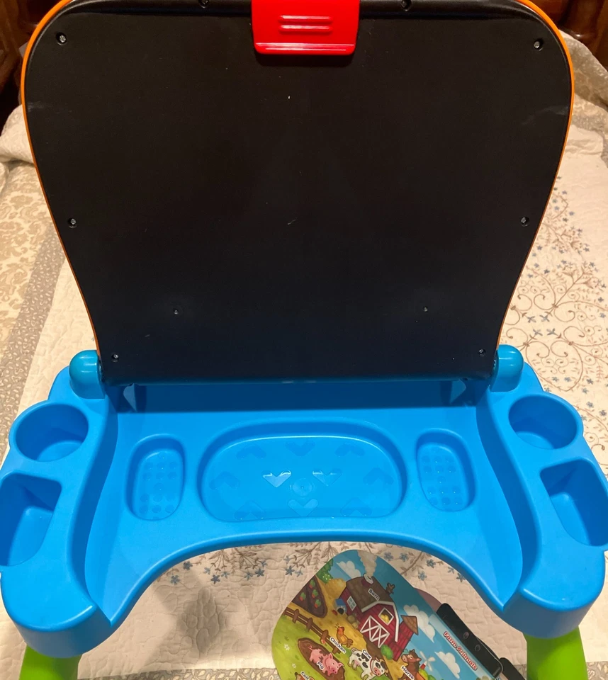 Escritorio de actividades táctil y de aprendizaje VTech con asiento de pantalla LED interactiva y 4 tarjetas de 15" Foto 3 de 4